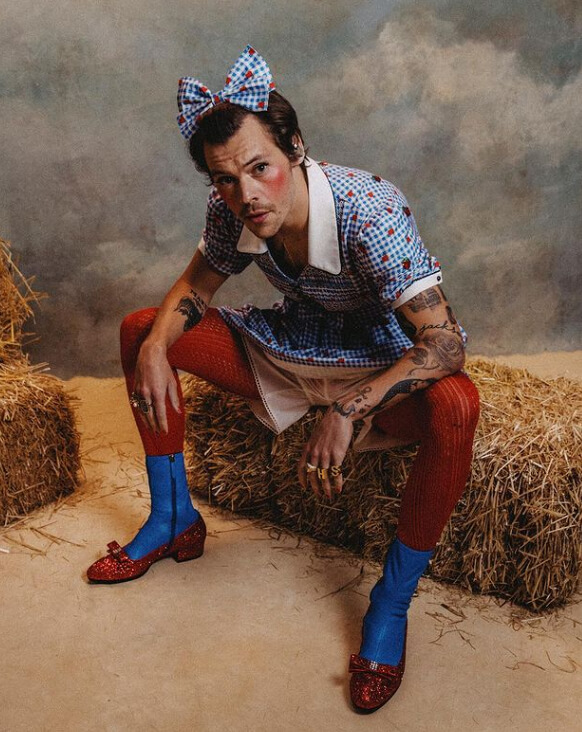 The 'Feminine' Clothes and Jewelry That Harry Styles Wears Allows Everyone to